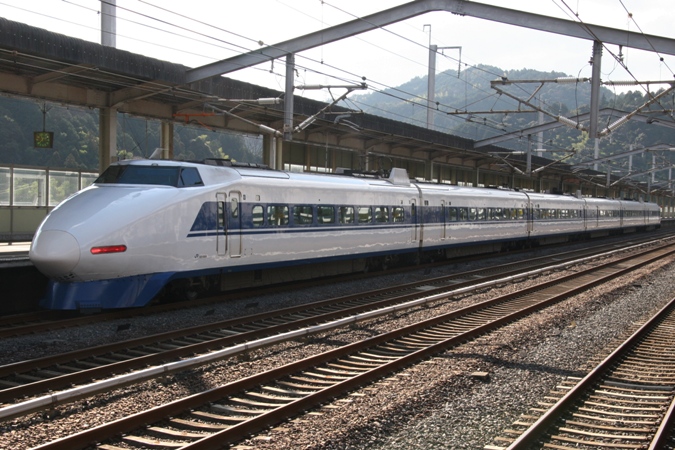 2007年11月～2011年2月 シャープな顔のニュー新幹線